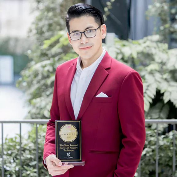 หมอธีร์ รับรางวัล Hello