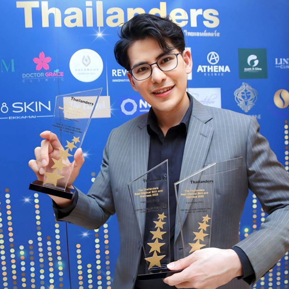 หมอธีร์-รับรางวัล__ไทยแลนด์เดอร์-2023